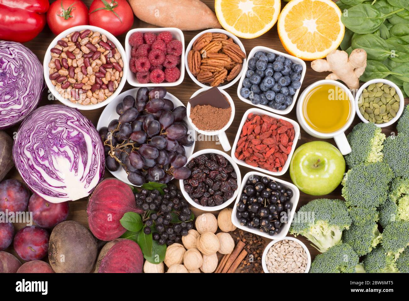 Fonti alimentari di antiossidanti naturali come frutta, verdura, frutta a guscio e cacao in polvere. Gli antiossidanti neutralizzano i radicali liberi Foto Stock
