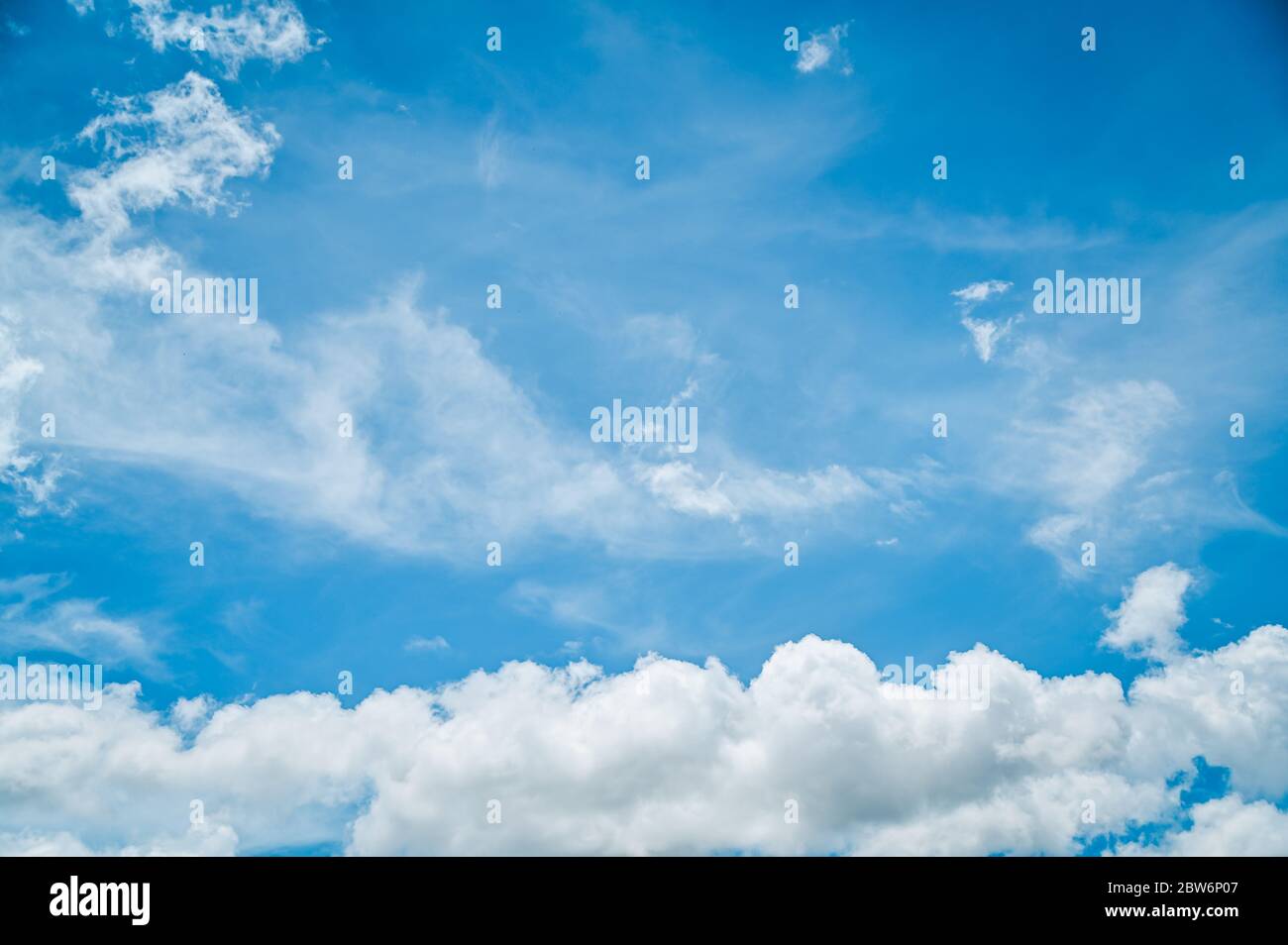 Retro Blue cielo nuvole natura sfondo, realistico Blue cielo nuvole Vintage tono Foto Stock
