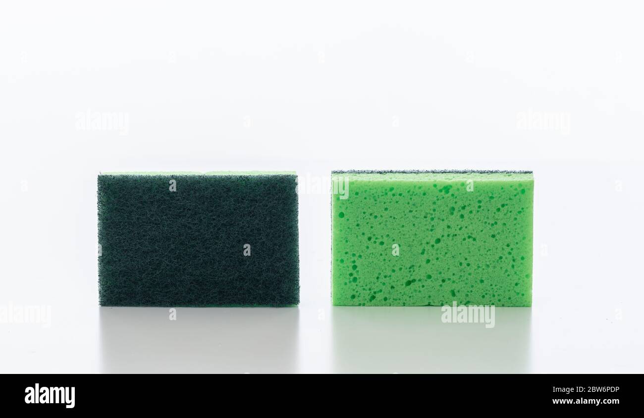 Pulizia spugne da cucina isolato su sfondo bianco. Spugne di colore verde per lavaggio stoviglie, articoli per la casa Foto Stock