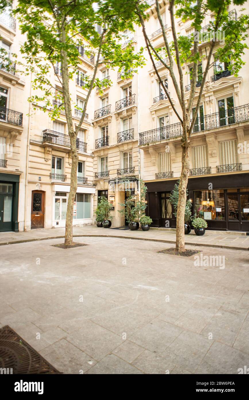 Parigi. Francia - 17 maggio 2019: Accogliente cortile a Parigi su Rue Palatine Street. Francia. Foto Stock
