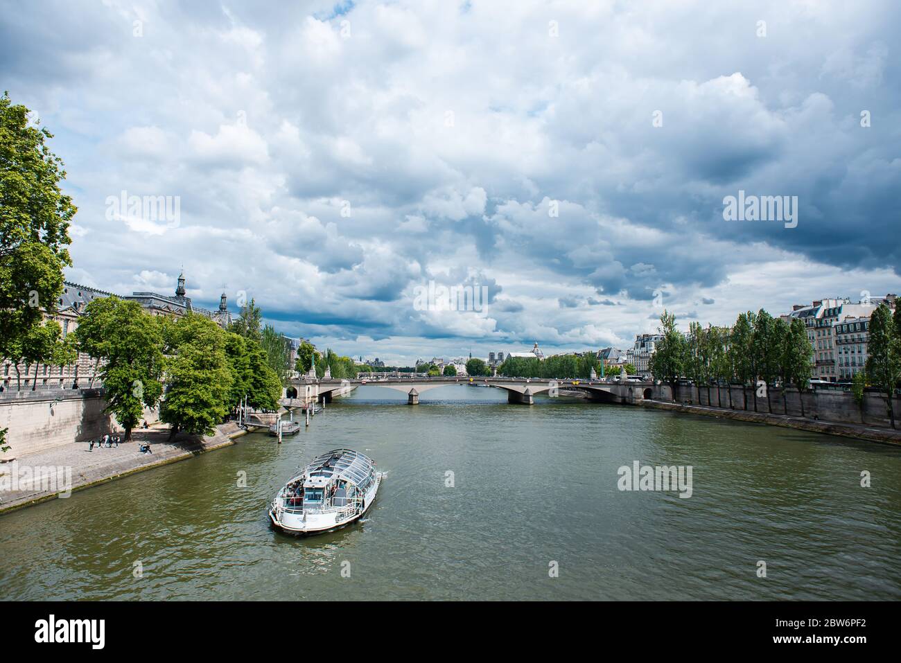 Parigi. Francia - 18 maggio 2019: Ponte Pont du Carrousel che conduce sulla Senna a Parigi, fotografato dal Ponte Pont Royal. Le Torri di Notre Dame Foto Stock