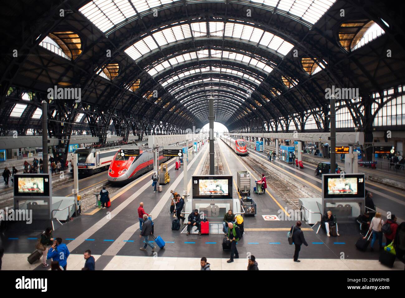 Milano. Italia - 20 Maggio 2019: Vista interna Stazione Centrale di Milano. Treno moderno ad alta velocità alla stazione ferroviaria. Foto Stock