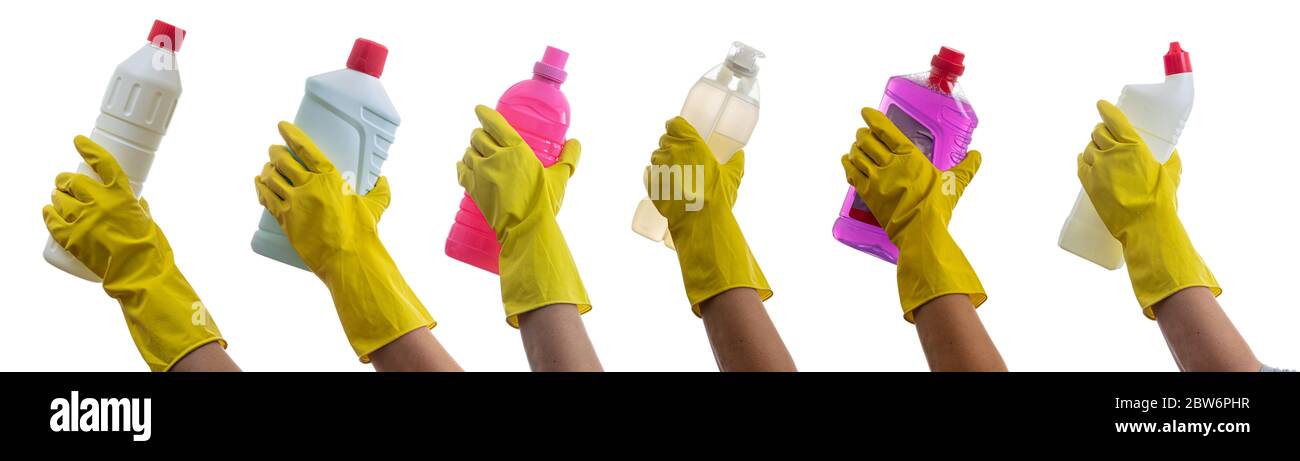 Pulizia, bottiglie di detergente per mani isolate su fondo bianco. Guanto in gomma detergente con collage di prodotti chimici per la pulizia. Foto Stock