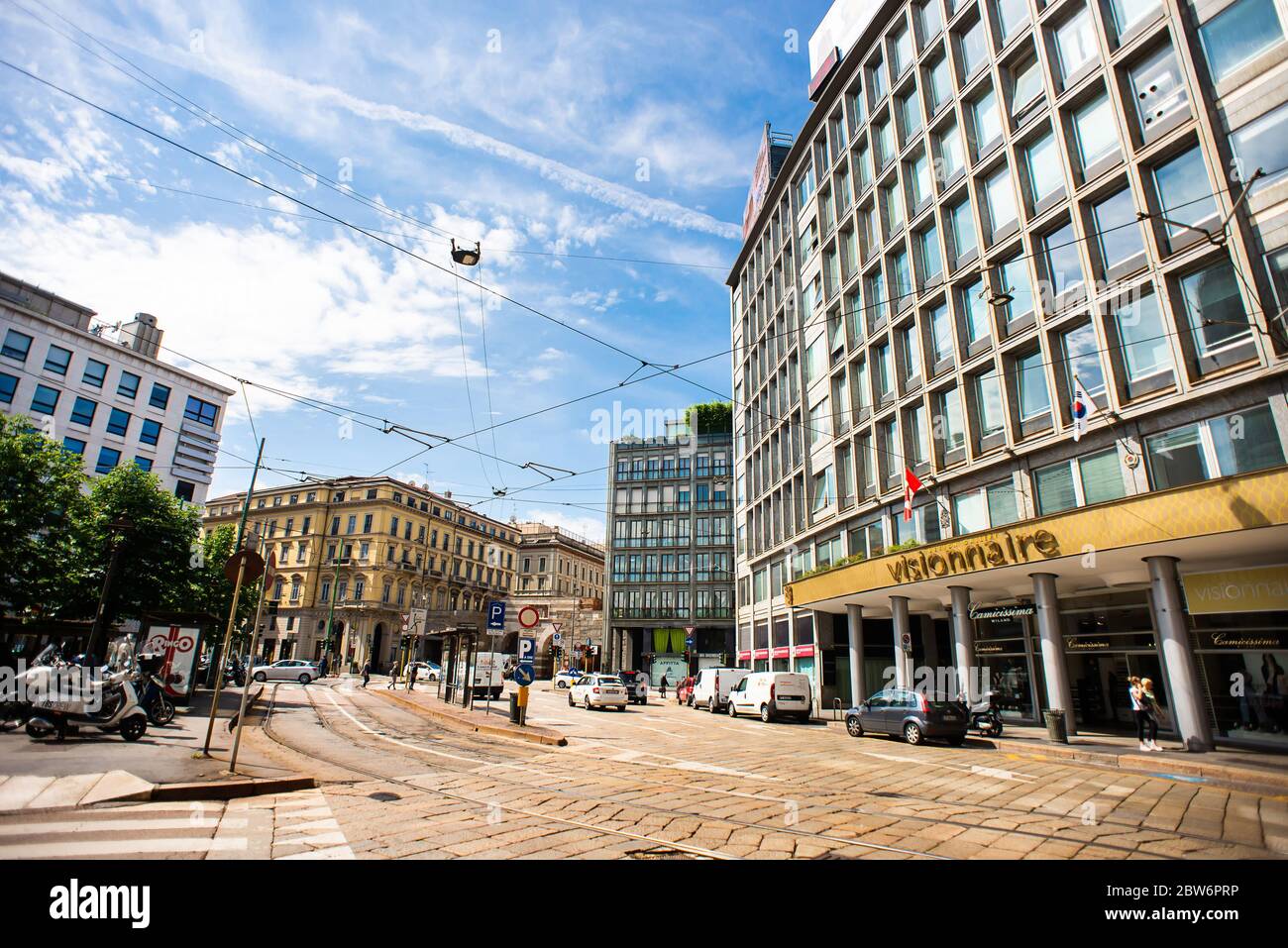 Milano. Italia - 21 maggio 2019: Piazza Cavour a Milano. Il Business Center di Milano. Ristoranti, uffici e istituzioni statali. Stazione del tram. Foto Stock