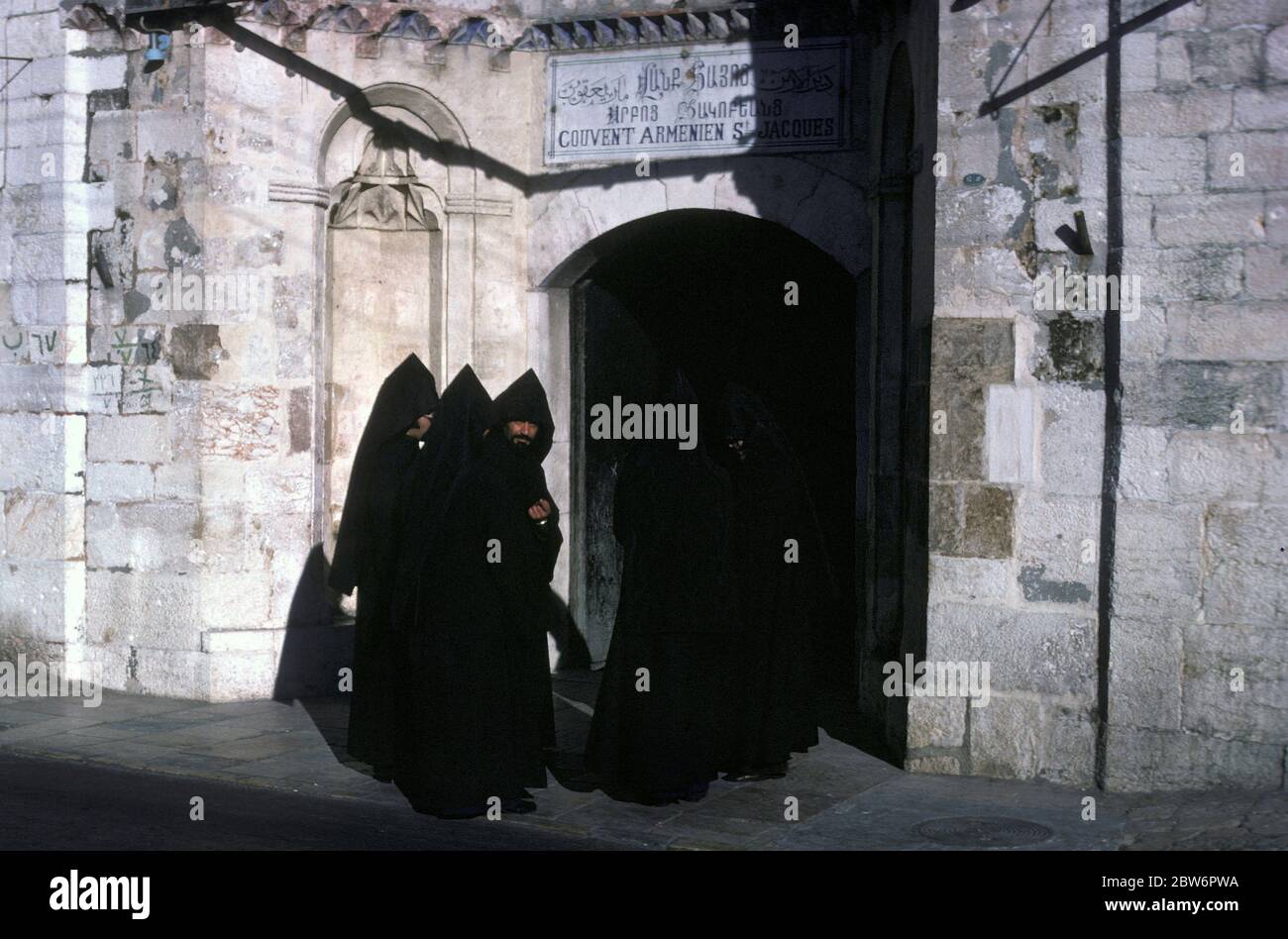 I sacerdoti armeni ortodossi si riuniscono fuori dal monastero di San Giacomo nel quartiere armeno di Gerusalemme Est, Israele Foto Stock