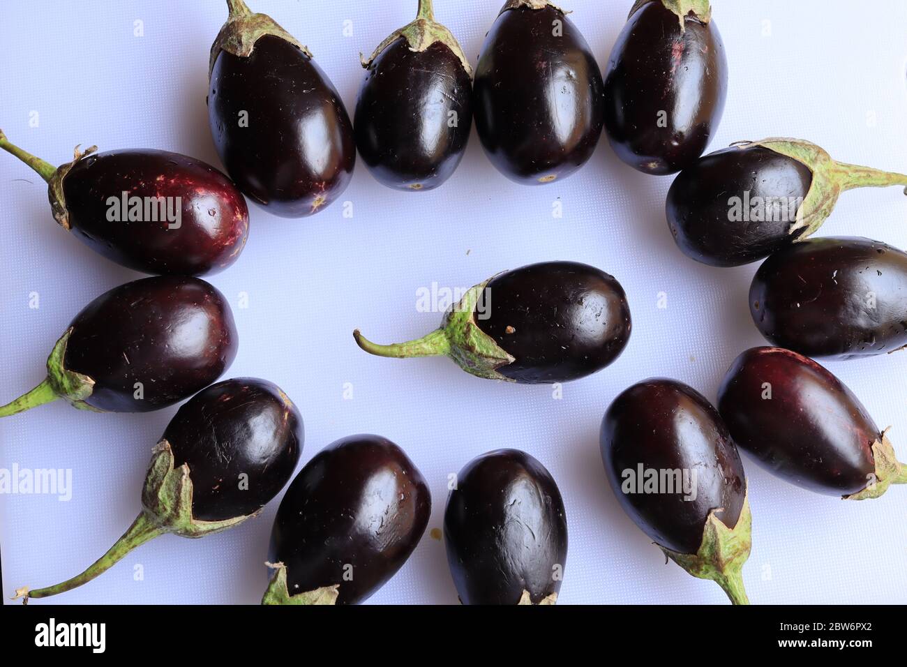Fresco Raw Tosed Viola Eggplant Brajal o Eggplant isolato su sfondo bianco Foto Stock