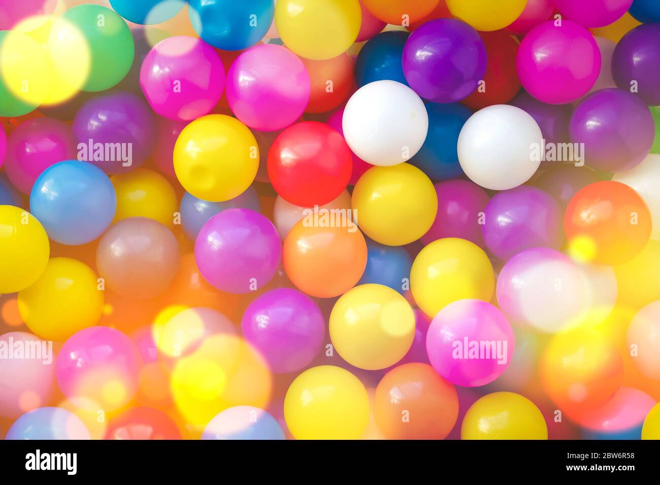 Sfondo di designer multicolore. Molte palline colorate per divertimento e  salto sul parco giochi per bambini. Primo piano. Sfondo per le vacanze dei  bambini. Bambini Foto stock - Alamy