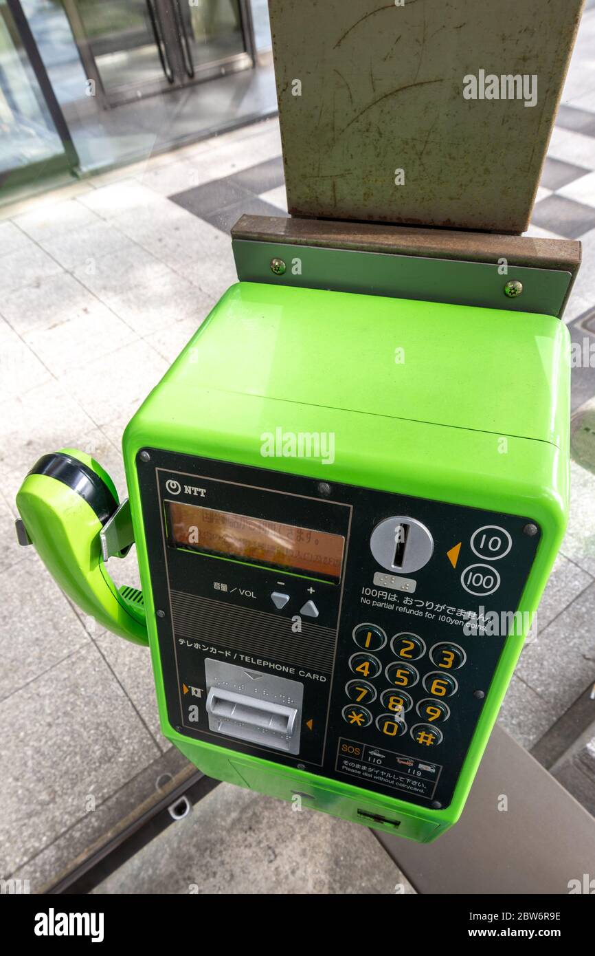 Osaka / Giappone - 1 ottobre 2017: Cabina telefonica pubblica a gettoni ad Osaka, Giappone Foto Stock