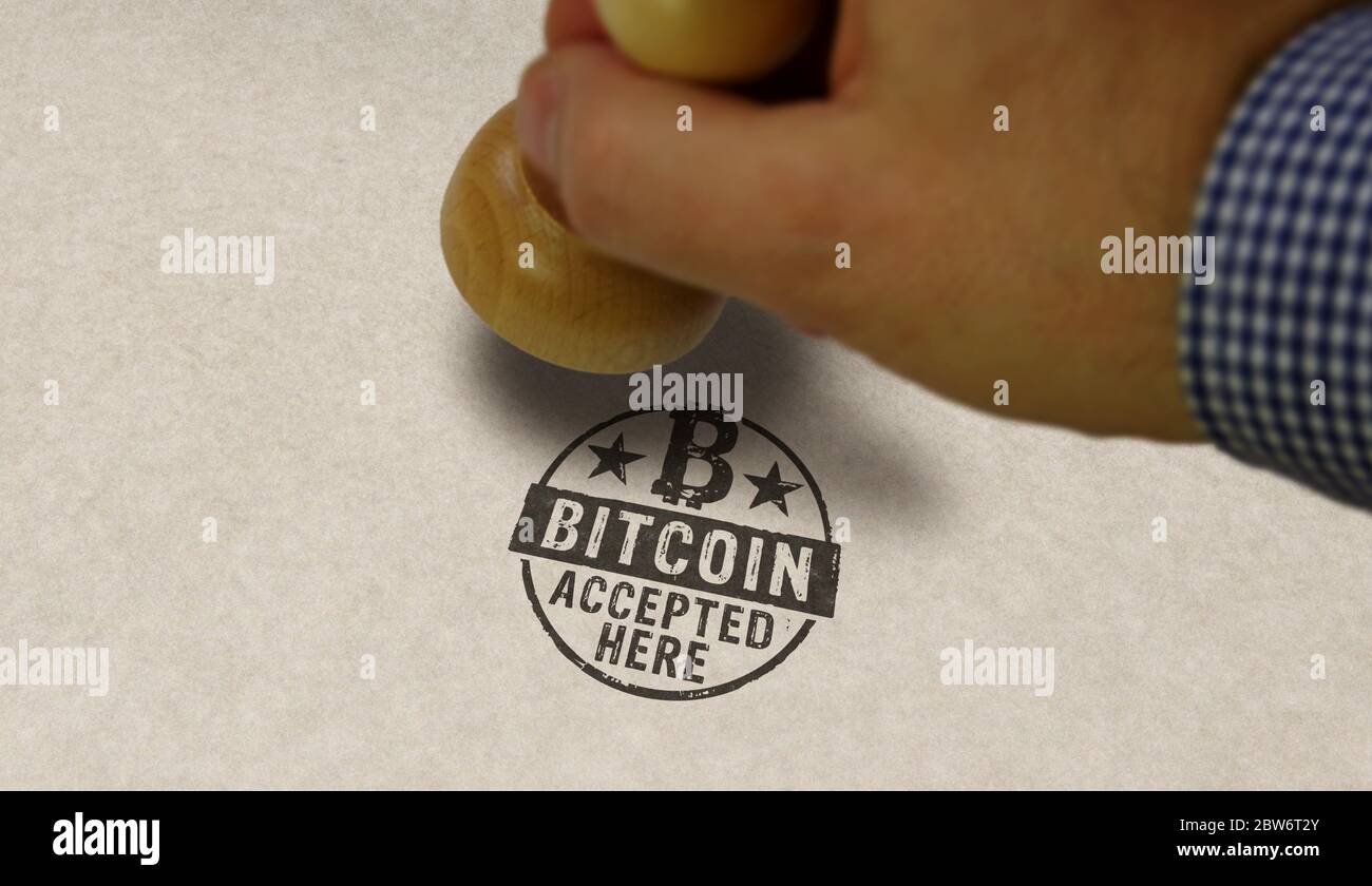 Bitcoin accettato qui timbro e stampando mano. Concetto di mining di criptovaluta, blockchain, cyber finance e pagamento di denaro virtuale. Foto Stock