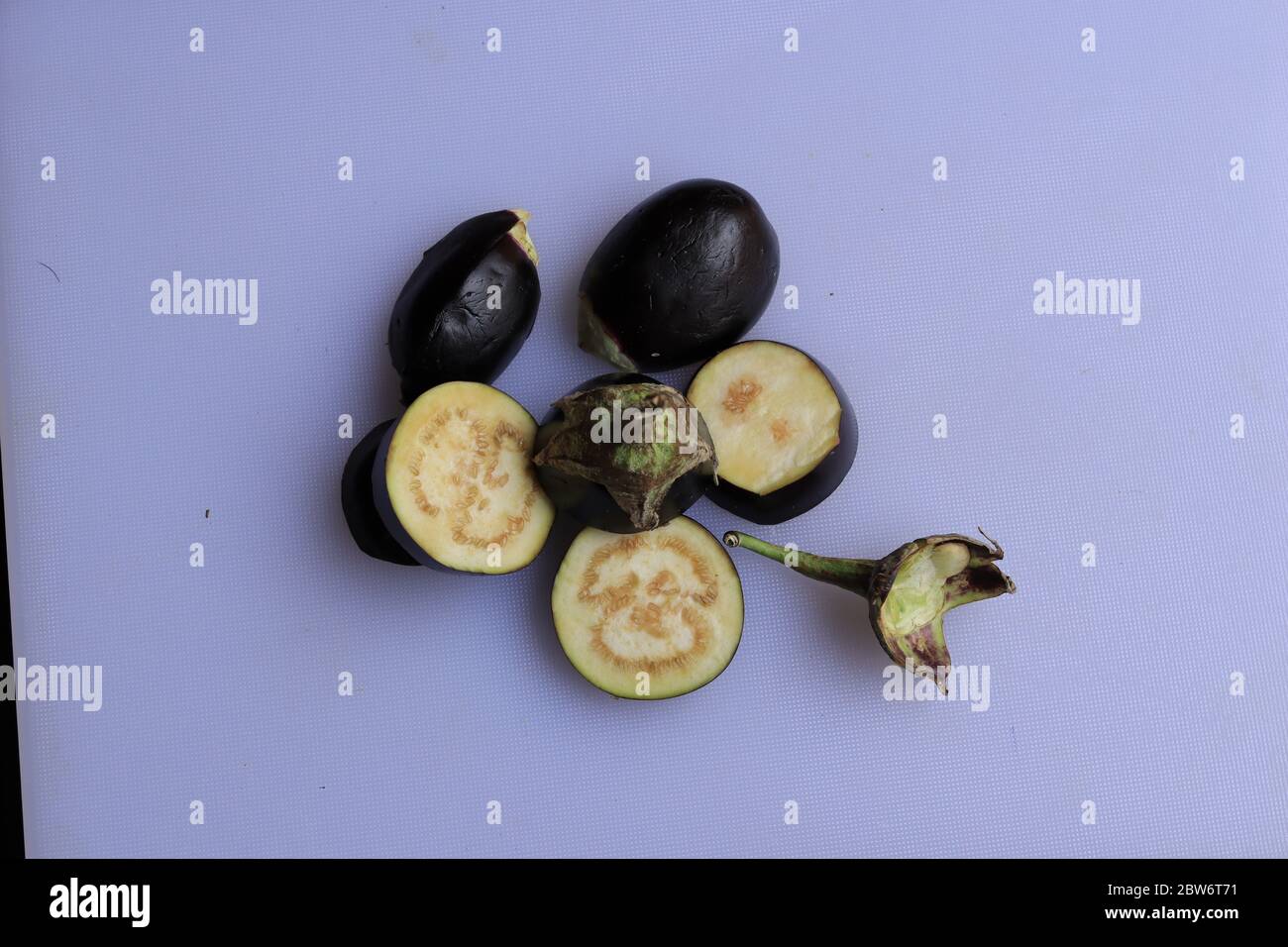 Fresco Raw Tosed Viola Eggplant Brajal o Eggplant isolato su sfondo bianco Foto Stock