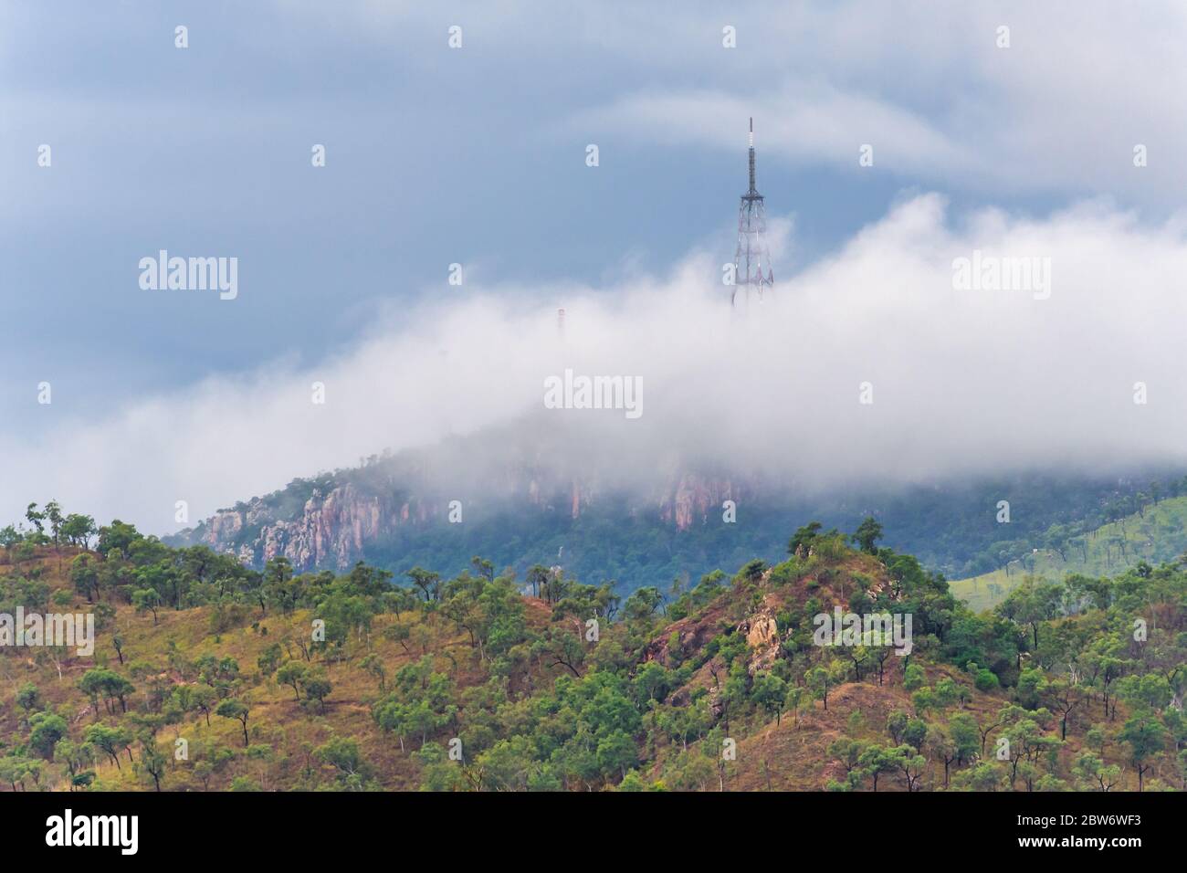 Monte Stuart con torri di telecomunicazioni che si trovano a Townsville, Queensland, Australia. Foto Stock