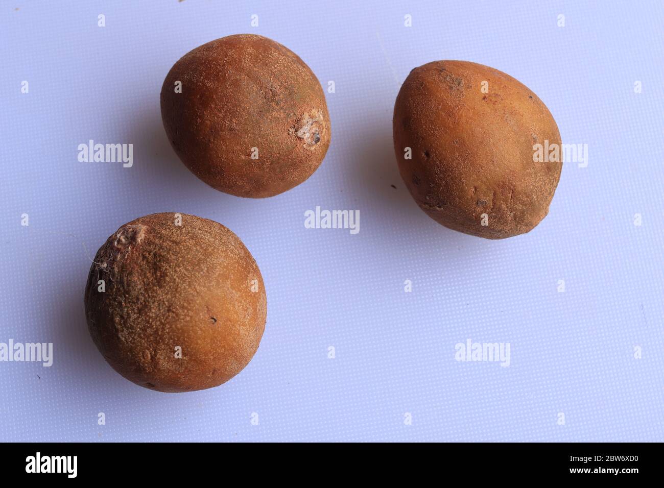 Saponata fresca matura isolata su fondo bianco Foto Stock