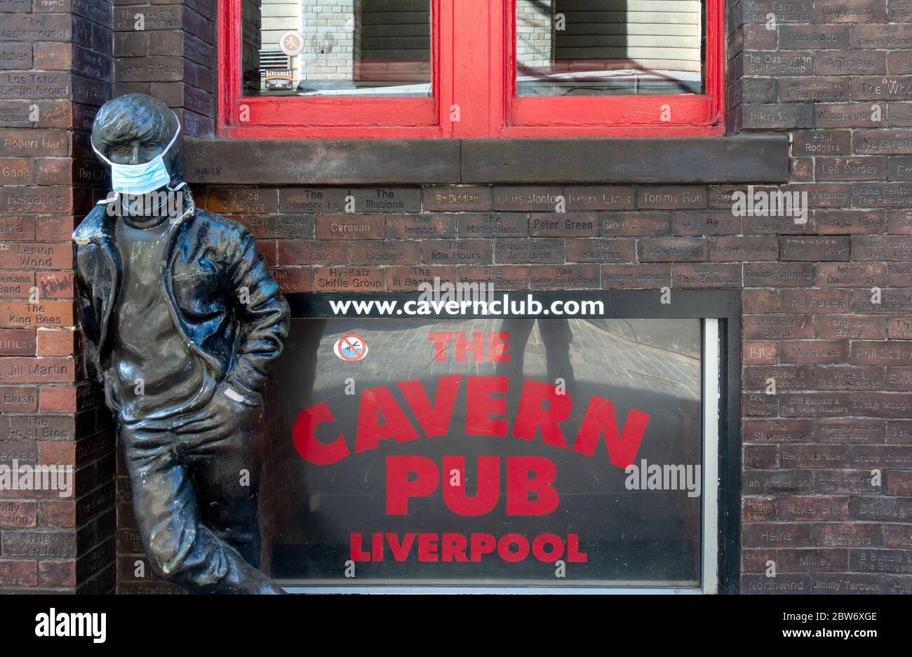 John Lennon statua su Mathew Street a Liverpool con una maschera antivirus Foto Stock