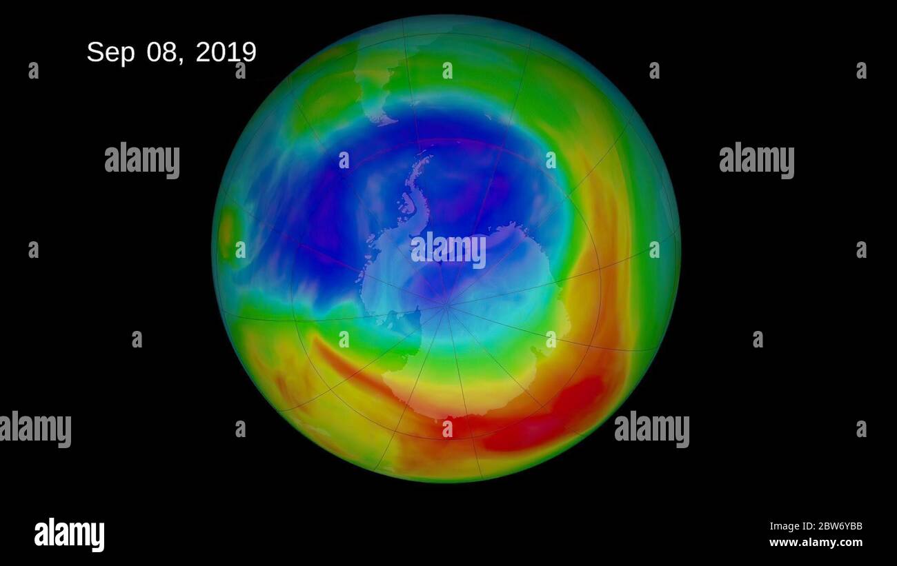 Scienziati della NASA e del NOAA lavorano insieme per tracciare lo strato di ozono durante tutto l'anno e determinare quando il buco raggiunge la sua massima estensione annuale. Nel 2019, i modelli meteorologici insolitamente forti hanno causato temperature calde nell'atmosfera superiore sopra la regione del Polo Sud dell'Antartico, che ha provocato un piccolo buco di ozono. Crediti: NASA. Foto Stock