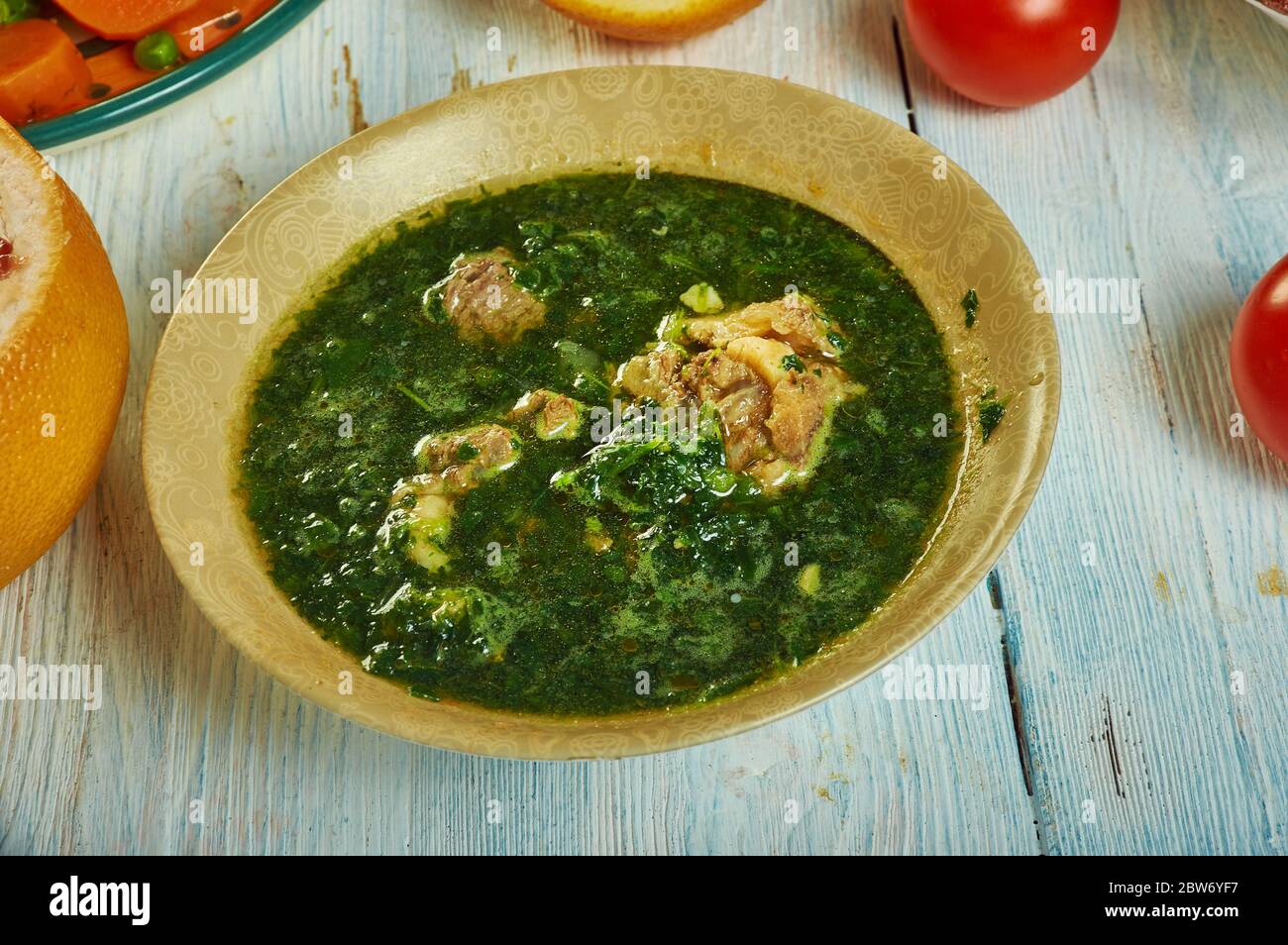 Moloukhiya, carne di foglie di iuta, cucina algerina, piatti mediterranei tradizionali assortiti, vista dall'alto. Foto Stock