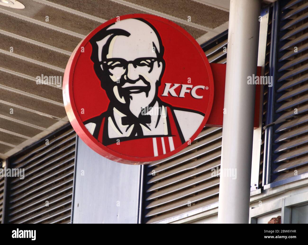 Il logo KFC è stato visualizzato in una delle loro filiali.il governo del Regno Unito ha annunciato che numerose aziende al dettaglio non essenziali, come i mercati all'aperto, gli showroom delle automobili possono riaprire dal 1° giugno al 15 giugno altri negozi, i grandi magazzini saranno aperti e i centri commerciali, i ristoranti e i bar rimarranno chiusi. Foto Stock