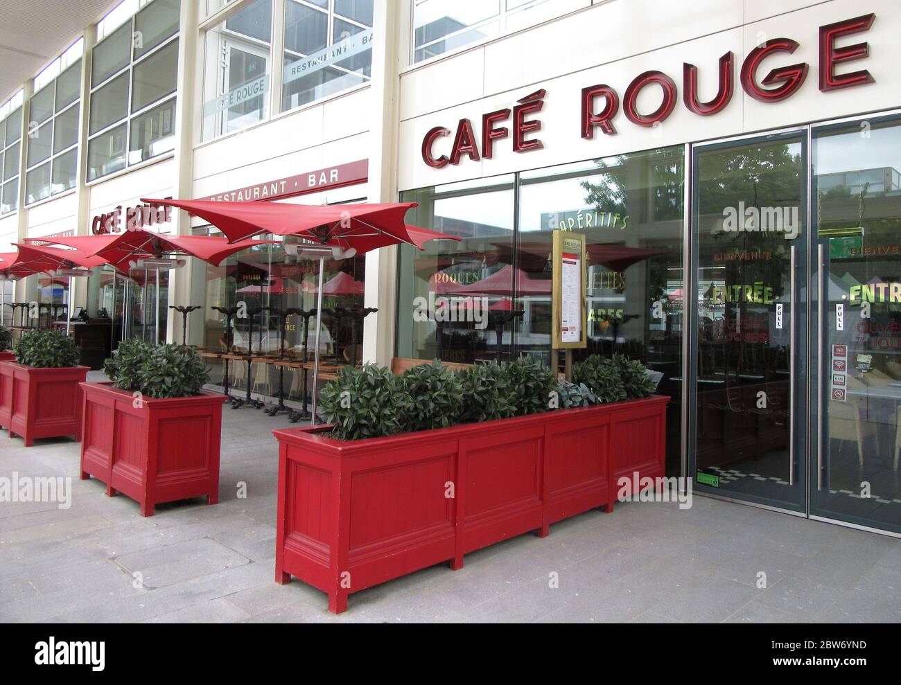 Il logo Cafe Rouge visto in una delle loro filiali.il governo britannico ha annunciato che un certo numero di aziende al dettaglio non essenziali come mercati all'aperto, showroom di automobili possono riaprire dal 1 giugno al 15 giugno altri negozi, grandi magazzini saranno aperti e centri commerciali, ristoranti e bar rimarranno ancora chiusi. Foto Stock