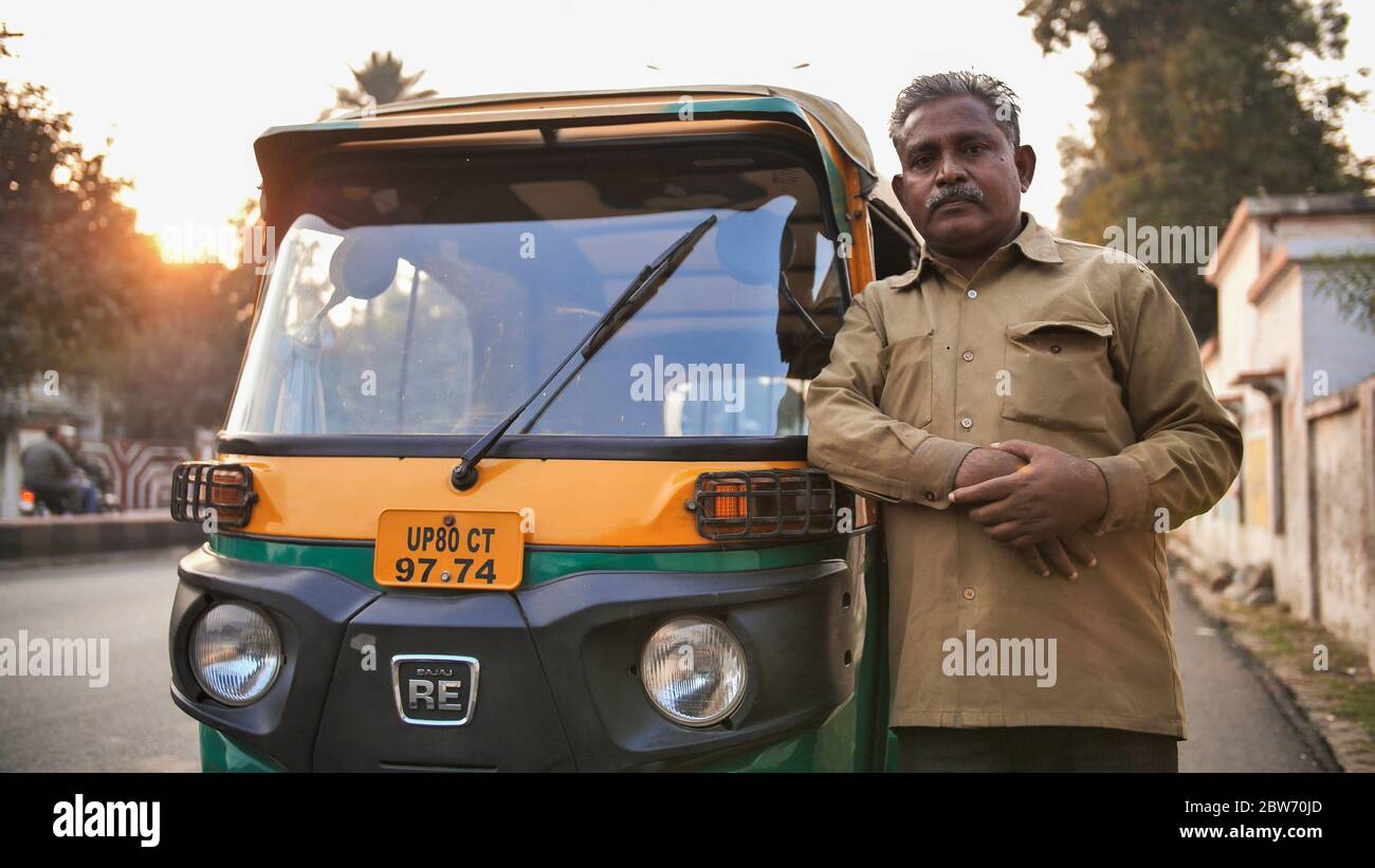 Agra, India - 12 dicembre 2018: L'uomo indiano del driver del tuk-del rickshaw auto racconta i soldi. Foto Stock