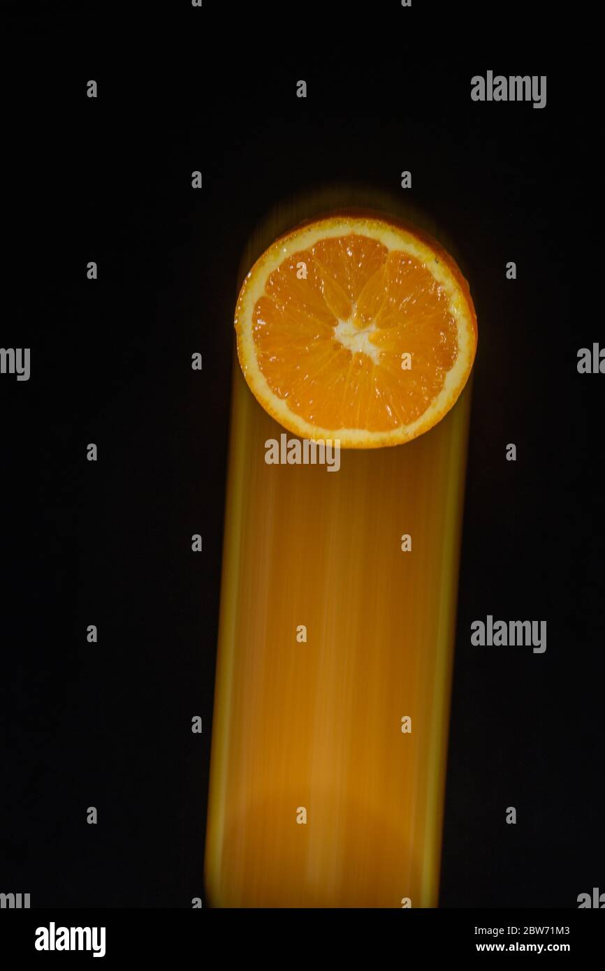 Immagine drammatica di Orange rimbalzare con benefici per la salute Foto Stock