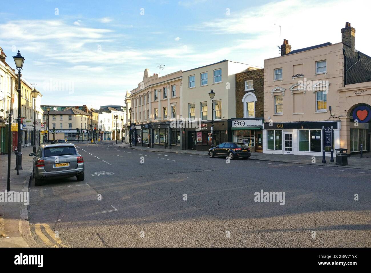 Londra, Regno Unito - 08 maggio 2020: Linea di negozi chiusi sulla strada principale di Greenwich durante l'epidemia di coronavirus. Questi sono di solito aperti anche su Sunda Foto Stock