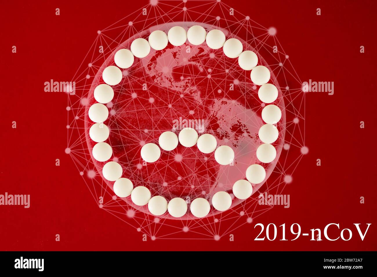 Coronavirus 2019-nCov nuovo concetto di coronavirus resposible per l'influenza asiatica, pericolosi casi di ceppo influenzale pandemico. Triste faccina sorridente fatta di pillole bianche e. Foto Stock