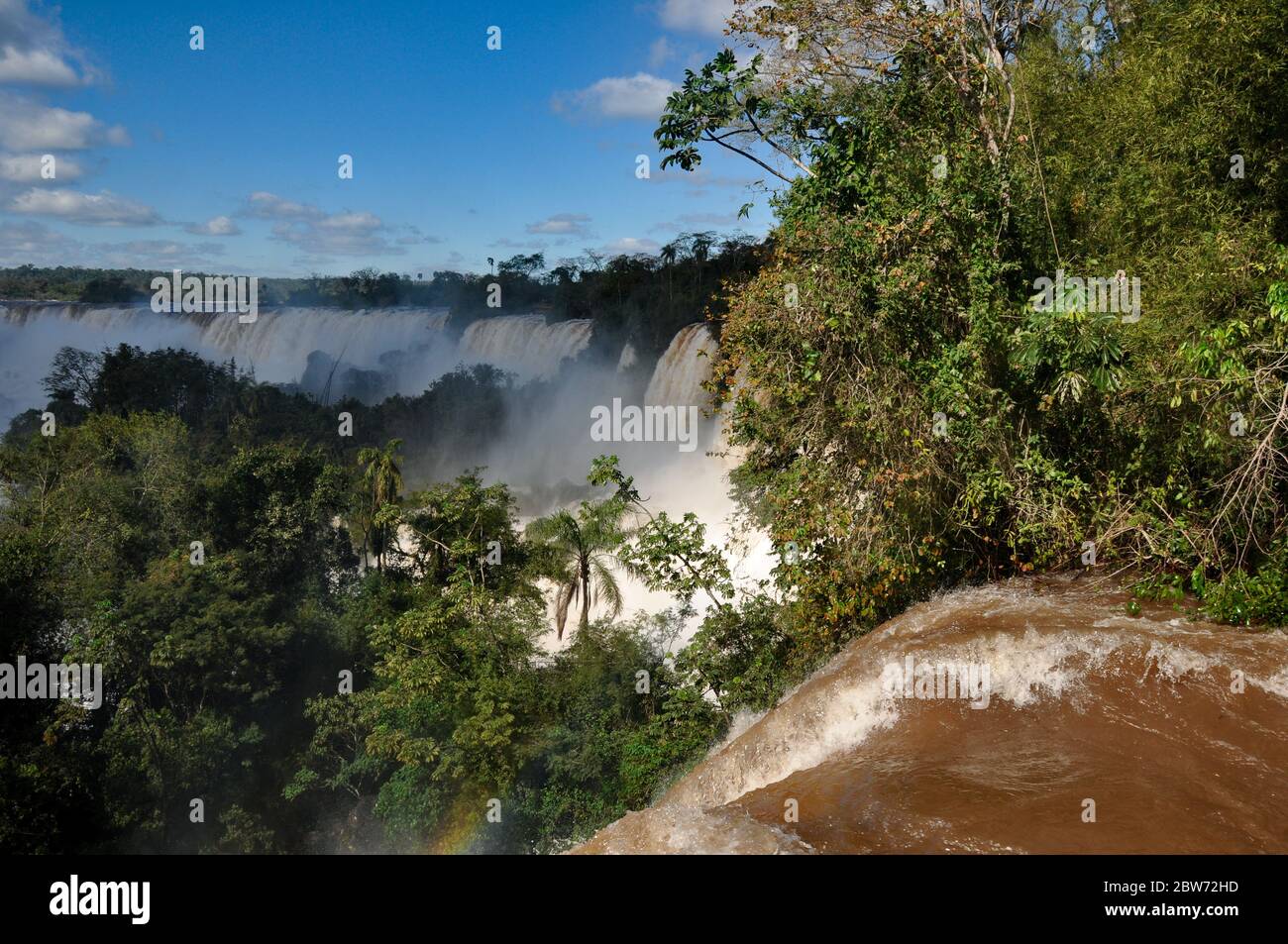 Paesaggio di grandi e belle cascate, Cataratas do Iguacu (Cascate di Iguazu), Foz do Iguacu, situato in Argentina e Brasile (stagione delle alluvioni) Foto Stock