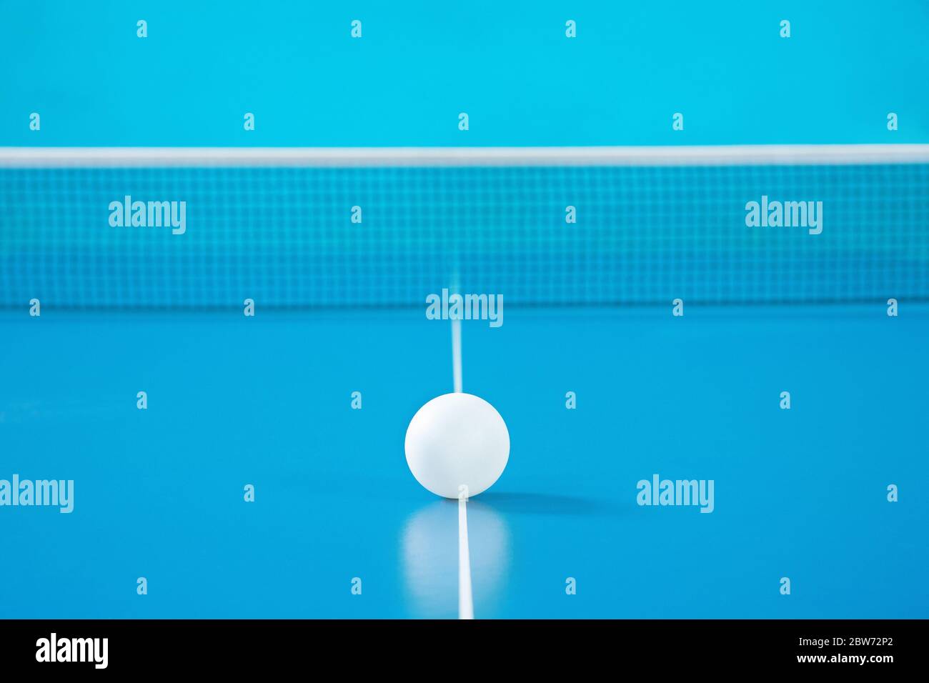 La sfera per Ping-Pong giace sul tennis da tavolo, close-up Foto Stock