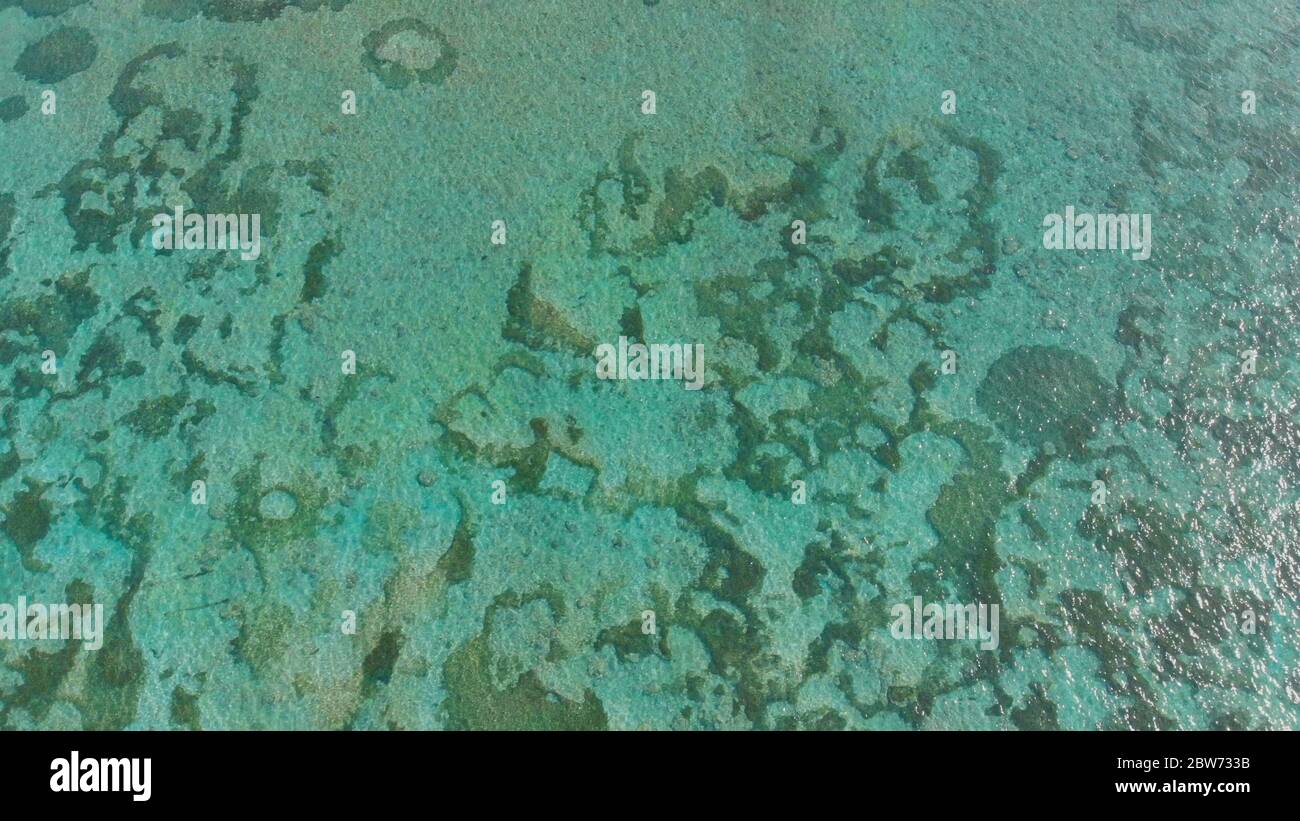 Vista aerea del bellissimo pavimento dell'oceano con barriere coralline vicino a Pantai Pandawa. Indonesia. Foto Stock