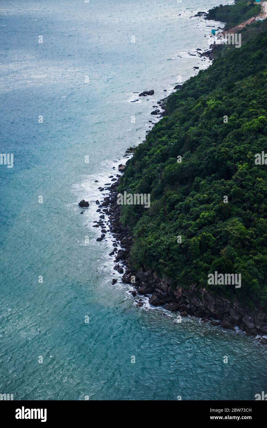 Vista aerea delle onde marine e della fantastica costa rocciosa dell'isola di Mong Tay nell'isola di Phu Quoc, Kien Giang, Vietnam Foto Stock