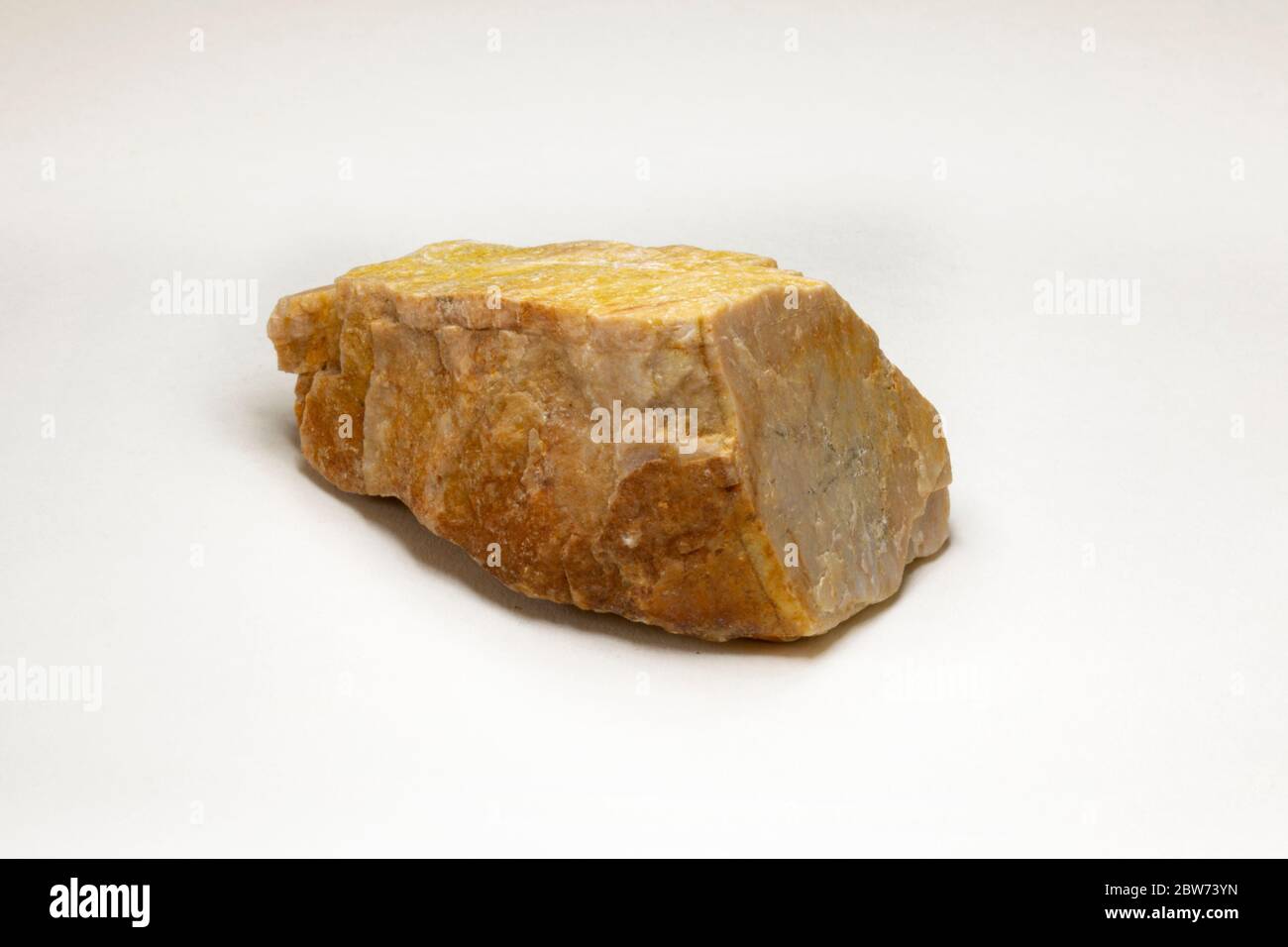 Feldspar varietà Orthoclase minerale da Cornwall, che fa parte di un insieme di come parte della scala di durezza di Moh (numero 6) Foto Stock