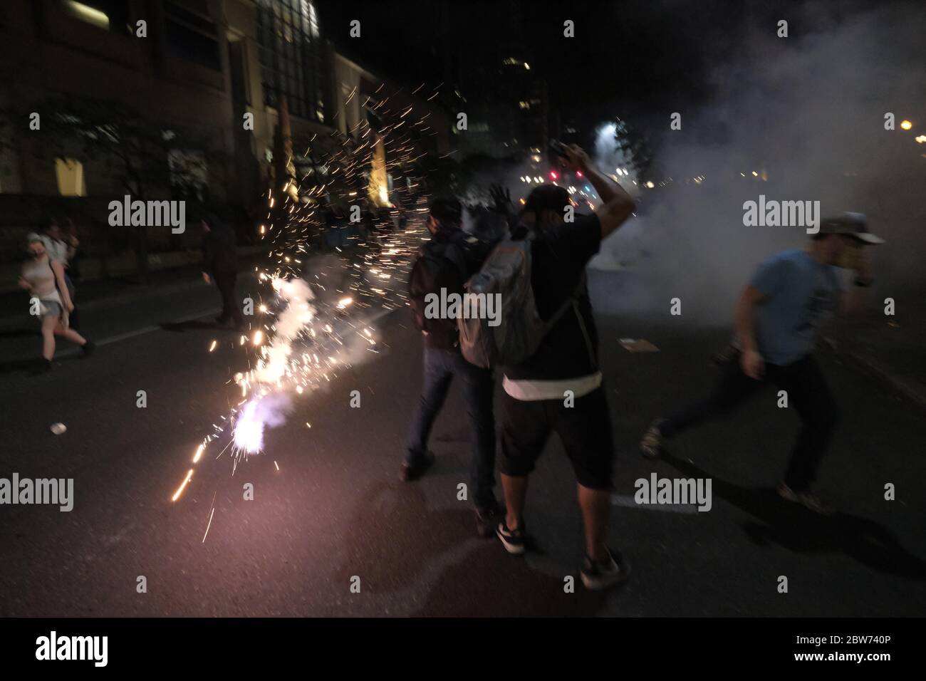 Portland, Stati Uniti. 29 maggio 2020. La polizia ha fatto scoppiare il gas lacrimogeno e ha fatto scoppiare granate a manifestanti dopo che le finestre sono state abbattuto al Centro di giustizia di Portland, Ore., il 29 maggio 2020. (Foto di Alex Milan Tracy/Sipa USA) Credit: Sipa USA/Alamy Live News Foto Stock