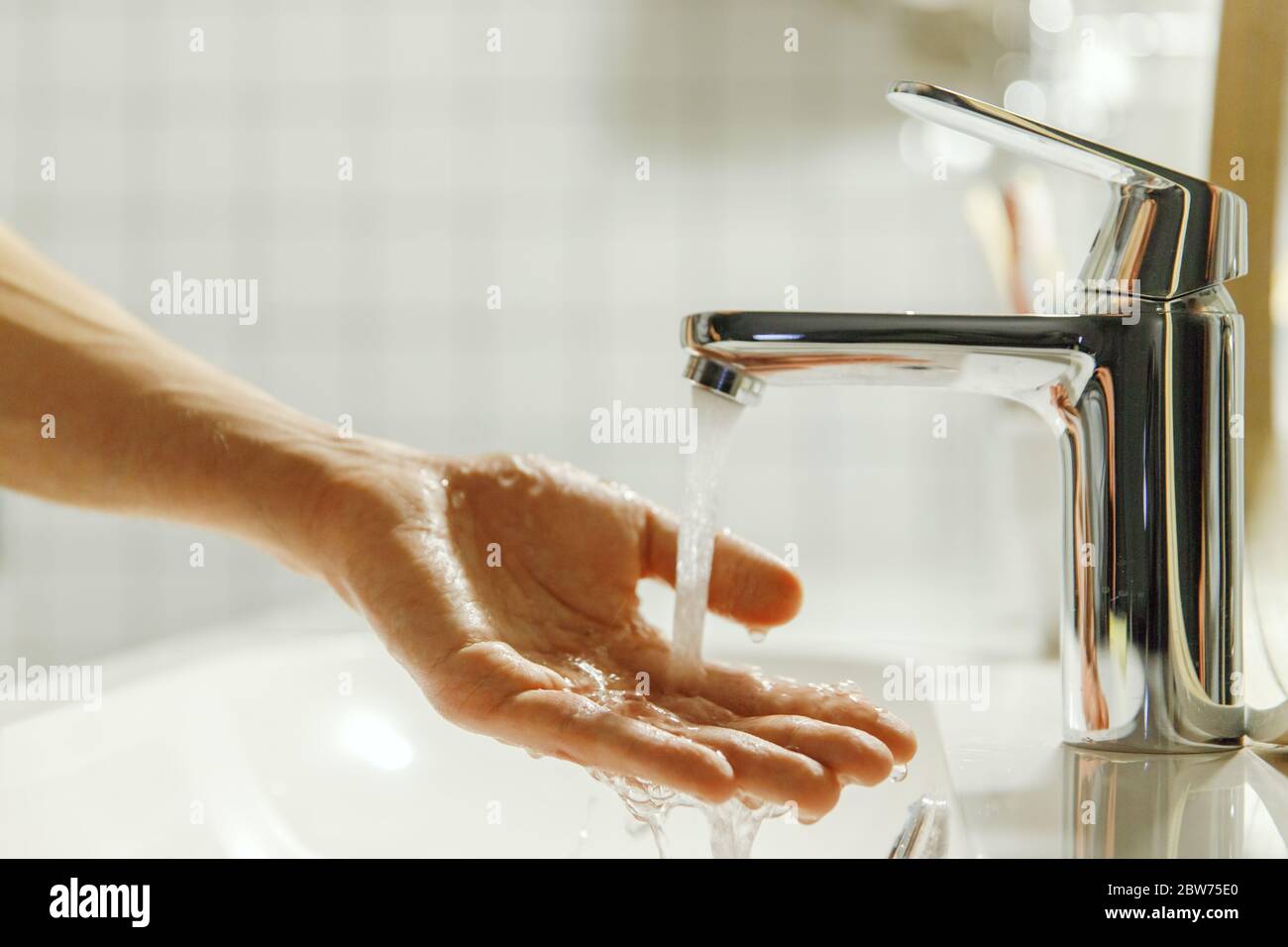 Uomo che lava e pulisce la mano in bagno, fuoco morbido. Chiocciole sotto l'acqua corrente. Igiene, procedure di coricarsi Foto Stock
