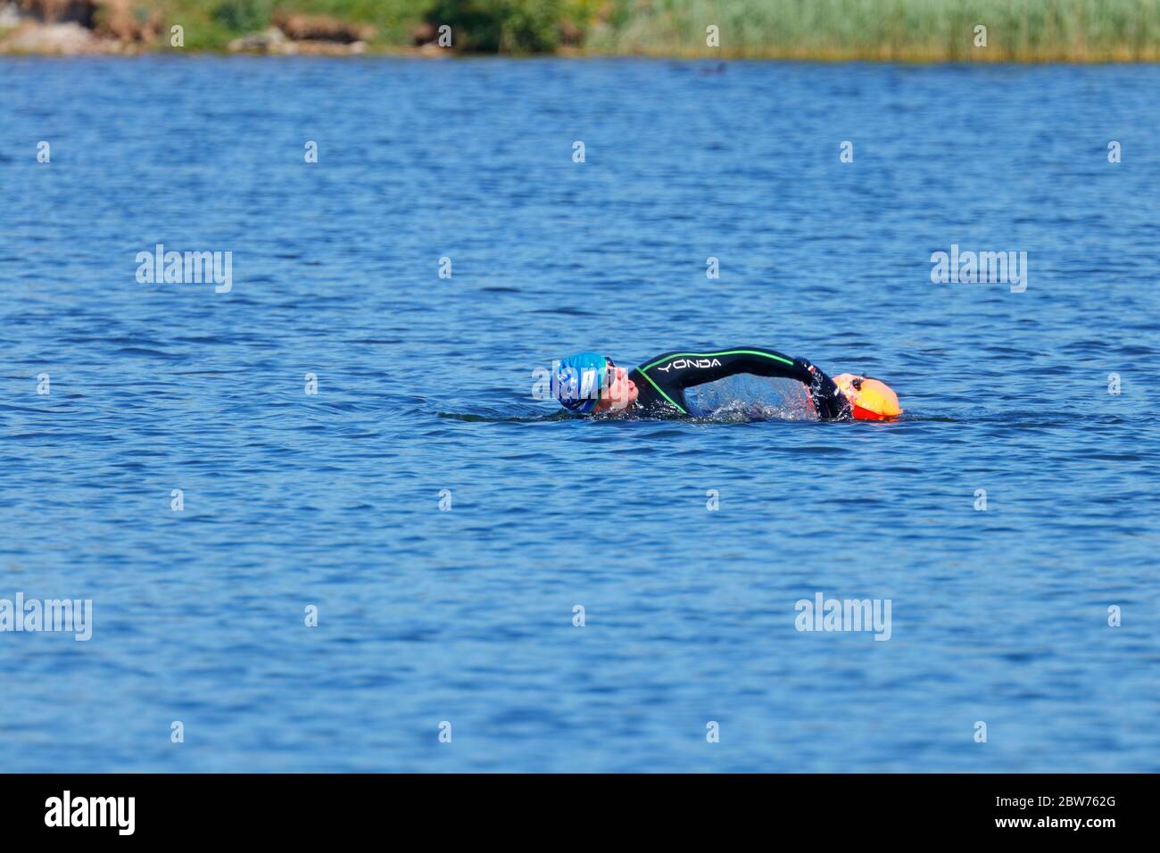 Un nuotatore all'aperto al St Aidan's Country Park a Swillington, Leeds Foto Stock