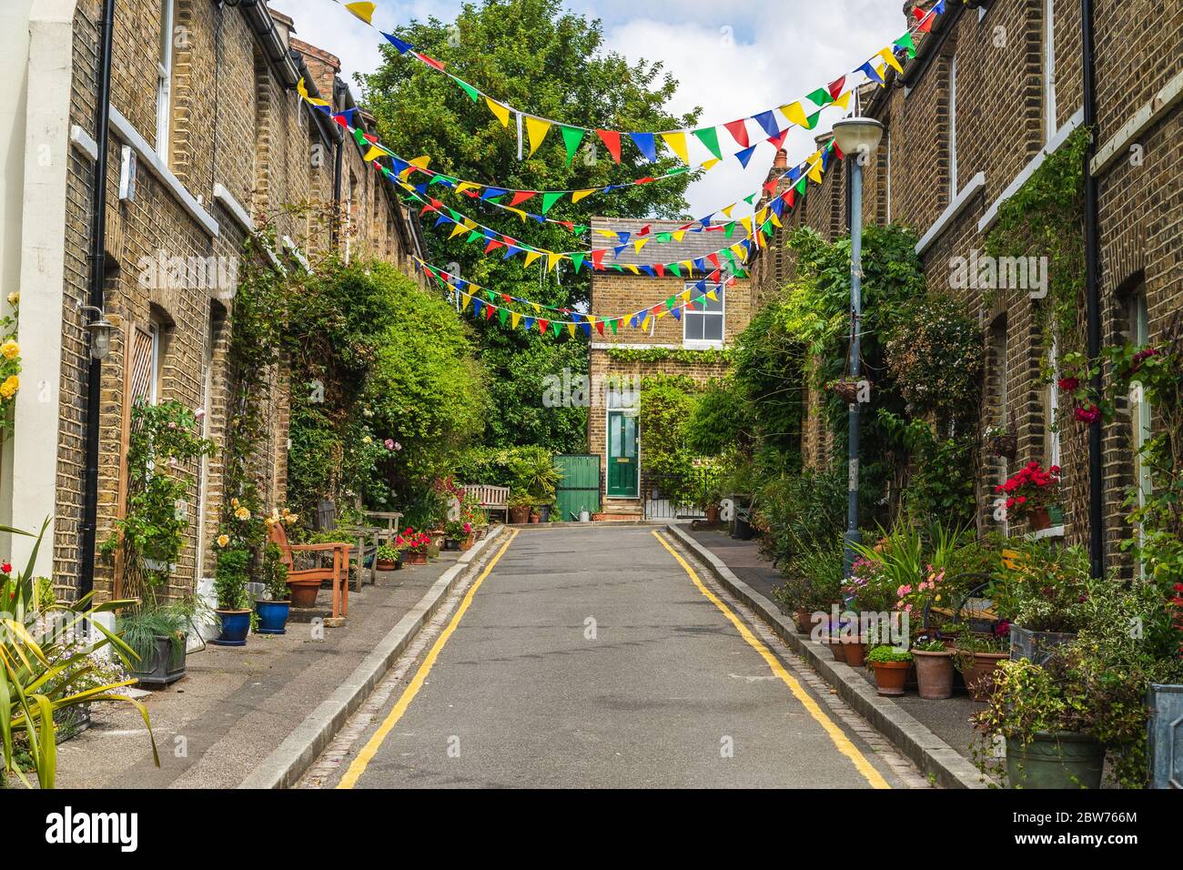 LONDRA, UK - 24 MAGGIO 2020: Graziose strade a Greenwich Londra che mostrano l'esterno di edifici, un sacco di piante e conigli. Foto Stock