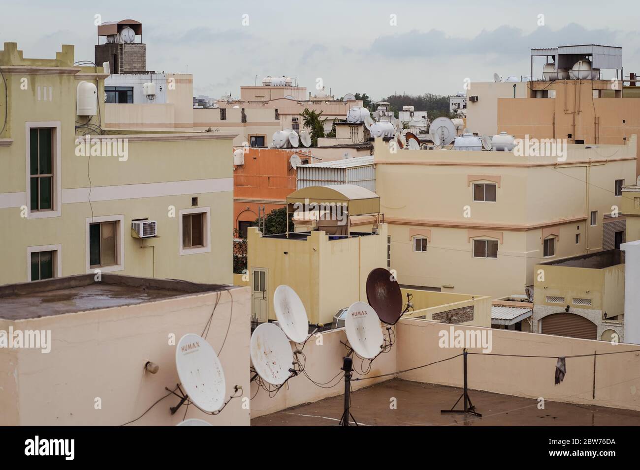 Bahrain City / Bahrain - 15 gennaio 2020: Tetti di case marroni piene di piatti satellitari in città Foto Stock