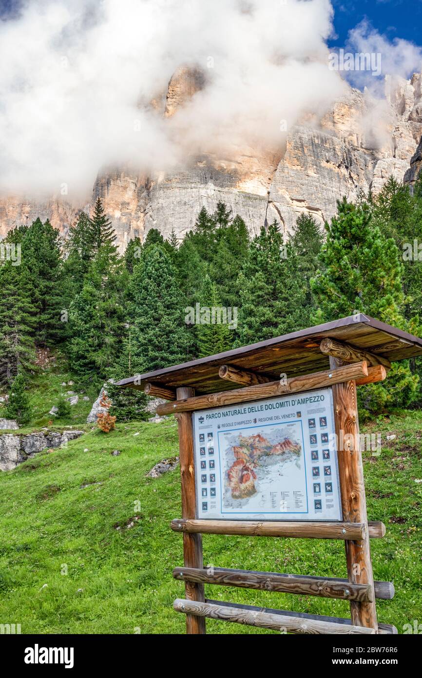 Italia Veneto Dolomiti Ampezzane - cartello con la scritta che indica i percorsi che partono dal rifugio Dibona Foto Stock