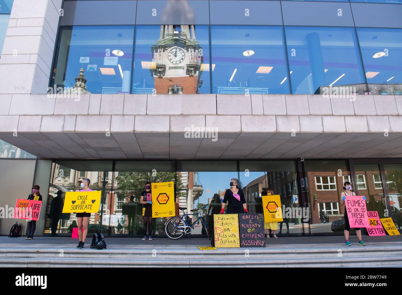 Gli attivisti della ribellione per l'estinzione organizzano una protesta socialmente distanziata fuori dal Woolwich Centre, a Londra sud, chiedendo al consiglio di rispondere meglio al Covid-19 e al cambiamento climatico. Foto Stock