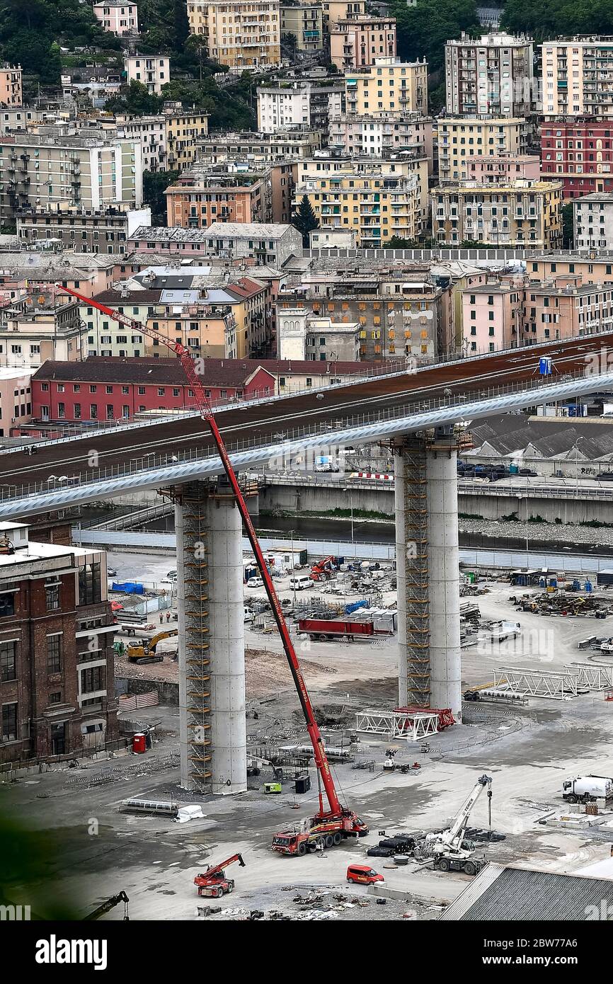 Genova - 29 maggio 2020: Vista generale mostra il cantiere del nuovo ponte Morandi (ufficialmente Viadotto Polcevera). Il ponte originale crollò nell'agosto 2018 e quello nuovo dovrebbe riaprirsi nel luglio 2020. Credit: Nicolò campo/Alamy Live News Foto Stock