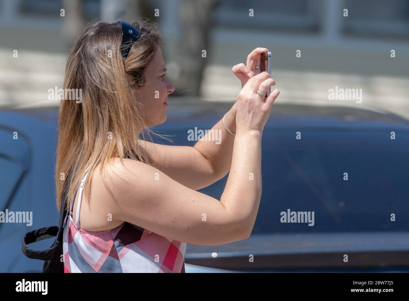 Saint John, NB, Canada - 25 maggio 2019: Una donna che scatta una foto utilizzando un cellulare in una giornata di sole. Foto Stock