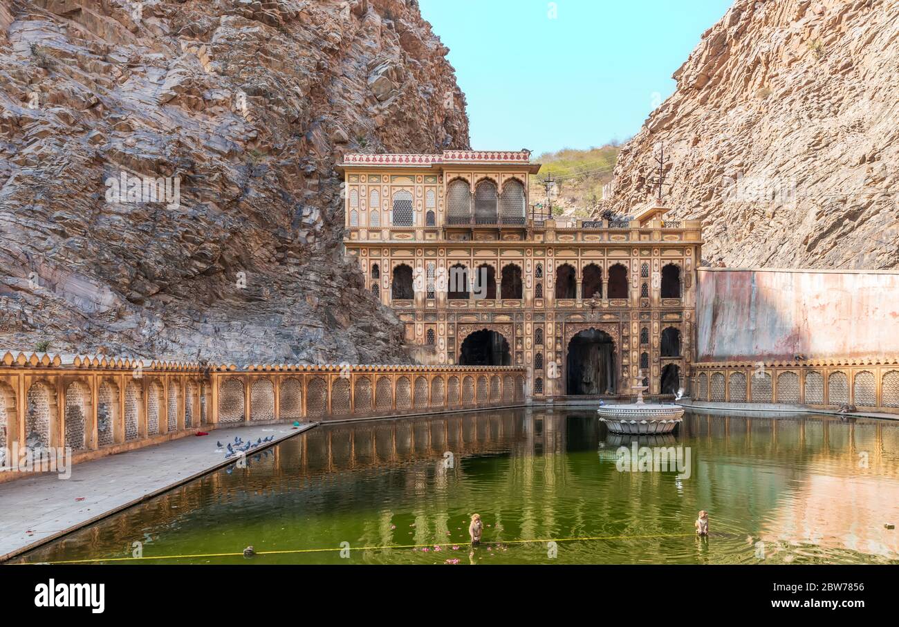 Famoso Tempio delle scimmie Kund a Jaipur, Rajasthan, India Foto Stock