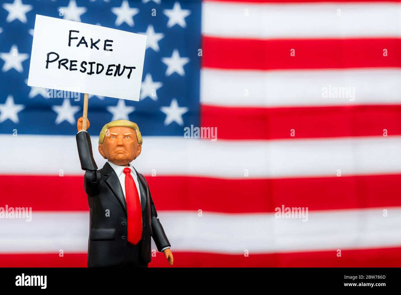 Saint John, New Brunswick, Canada - 23 settembre 2018: Una bambola Donald Trump che ha un segno che dice IL FALSO PRESIDENTE. Una bandiera americana è nel backgr Foto Stock