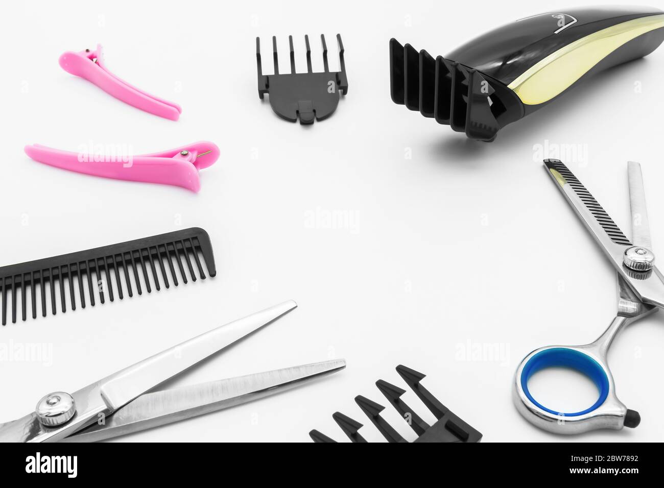 Set di forbici per capelli gli utensili per capelli con regolacapelli elettrico cordless sono isolati su sfondo bianco. Foto Stock