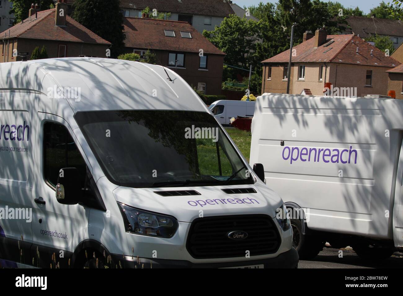 Due furgoni bianchi Openreach su una strada residenziale a Edimburgo, Scozia Foto Stock
