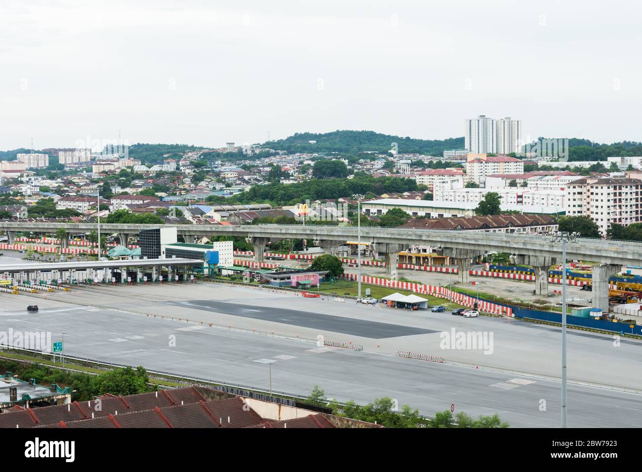Seri Kembangan, Malesia - Maggio 17,2020 : strada vuota in Sungai Besi Tolll Plaza durante il Lockdown di Coronavirus in Malesia. Foto Stock