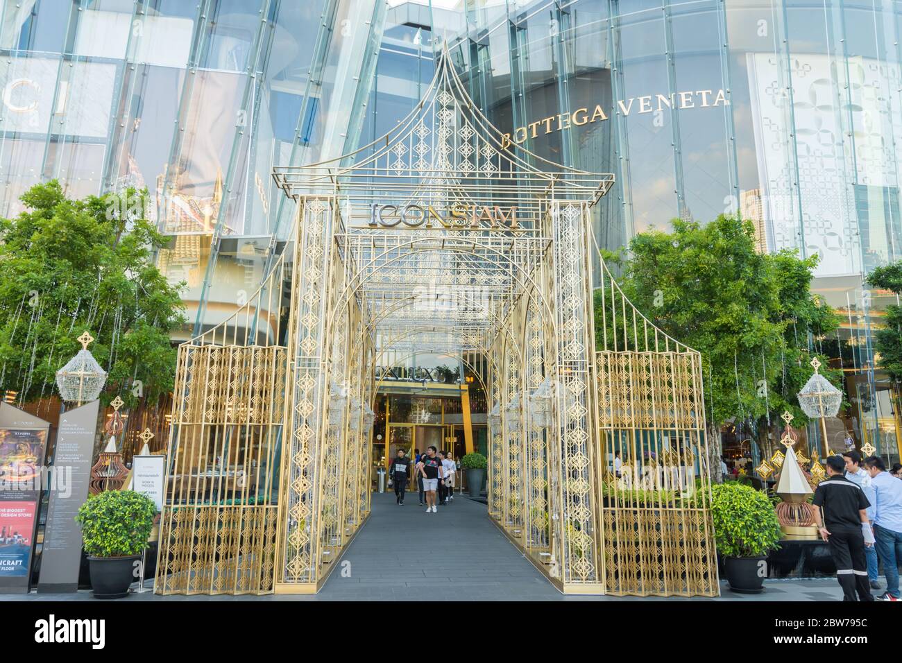 Iconsiam, Thailandia - Ott 30,2019: La gente può vedere esplorare intorno al centro commerciale Iconsiam, Bangkok. Foto Stock