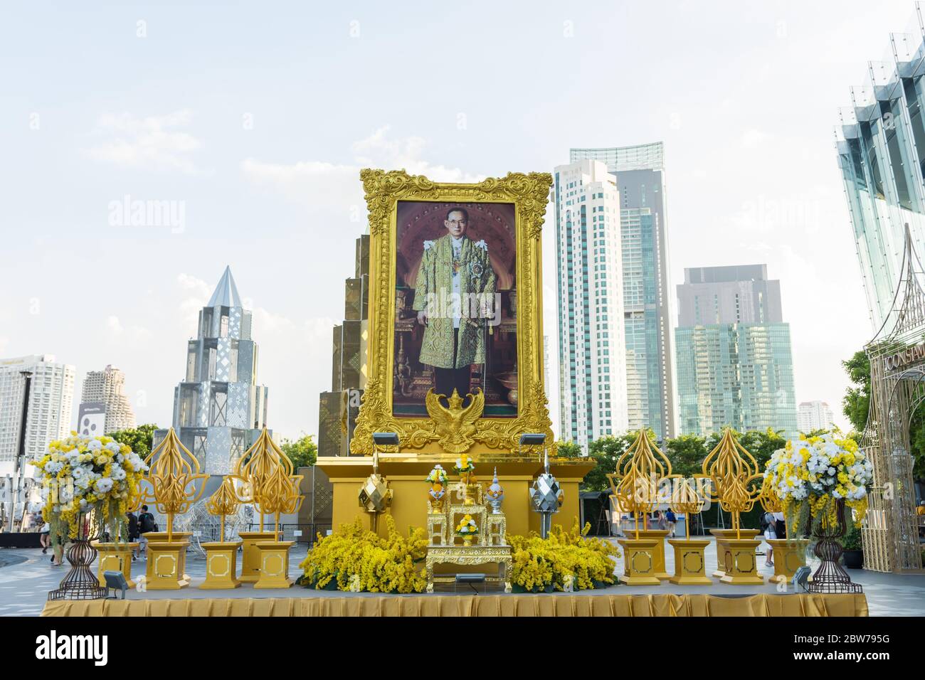 Bangkok ,Thailandia -Ott 30,2019: Grande Ritratto del re tailandese, sua Maestà il re Bhumibol Adulyadej il Grande (Rama IX), in Rememberers. Foto Stock