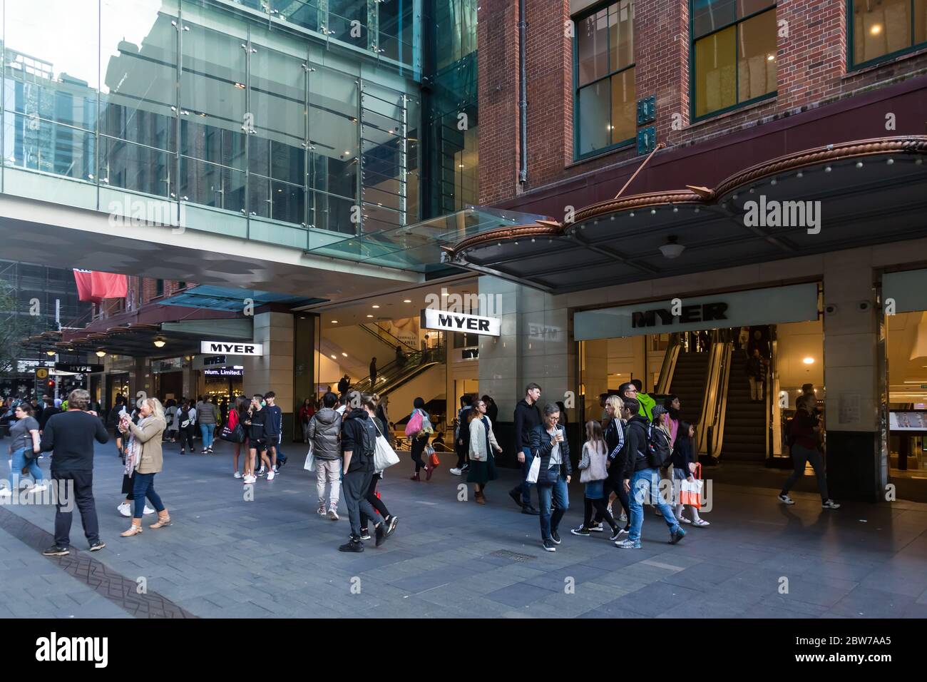 Sydney, Australia. Sabato 30 maggio 2020. Il centro commerciale Pitt Street nel CBD di Sydney diventa più affollato, poiché le restrizioni di blocco del coronavirus sono facili. I rivenditori di Sydney tornano nei loro negozi e grandi magazzini. Credit Paul Lovelace/Alamy Live News Foto Stock