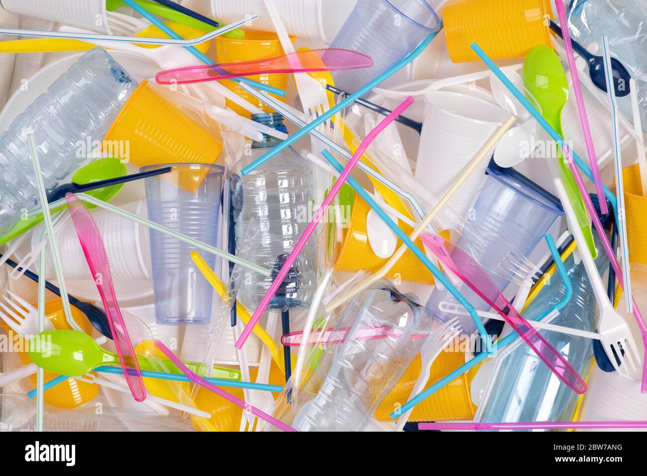 Oggetti monouso in plastica, come bottiglie, tazze, forcelle, cucchiai e cannucce per bevande, che causano inquinamento ambientale Foto Stock