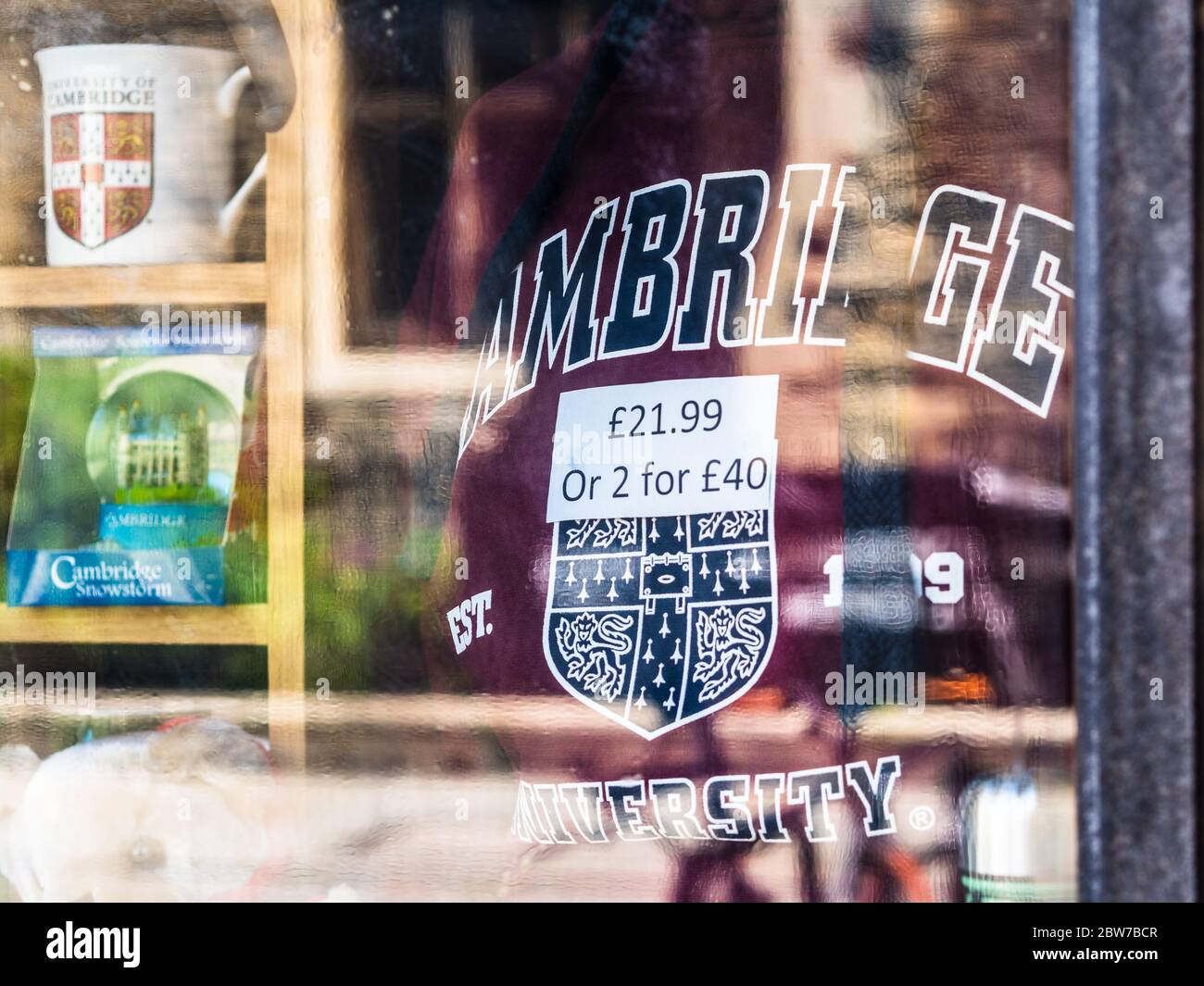 Cambridge Tourism, Cambridge Tourists souvenir e regali. Regali di marca Cambridge esposti in un negozio di souvenir turistico nel centro di Cambridge. Foto Stock