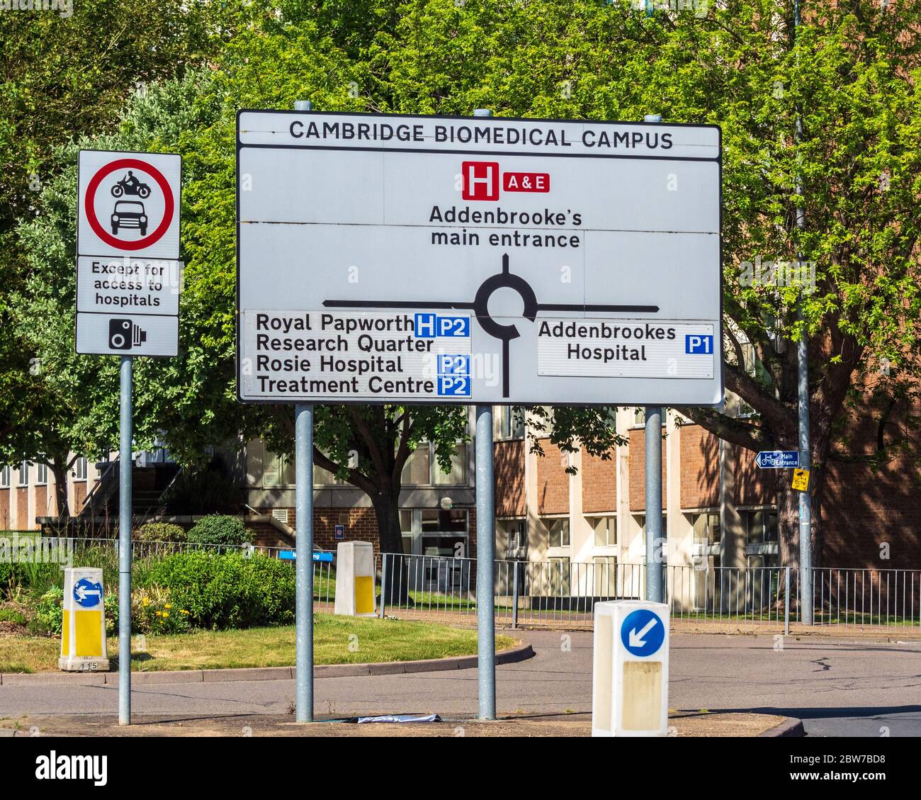 Cartello con la direzione del Cambridge Biomedical Campus all'entrata dell'Addenbrooke's Hospital e del Cambridge Biomedical Campus. Foto Stock